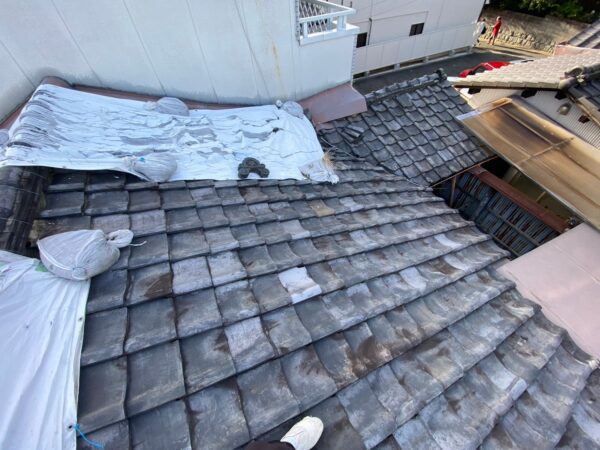 京都市山科区にて屋根修理・雨漏り修理〈瓦屋根の葺き替え工事〉の施工前写真